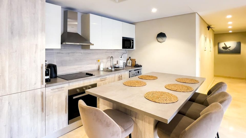 Coffee/tea facilities, Kitchen or kitchenette, Seating area, Dining area, stove