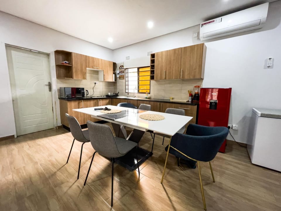 Kitchen or kitchenette, Dining area