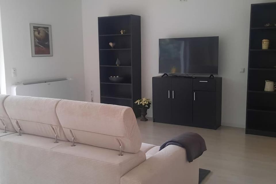 TV and multimedia, Living room, Seating area, Evening entertainment