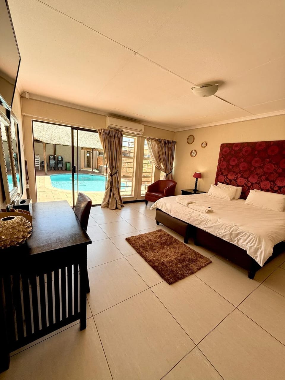 Bedroom, Swimming pool