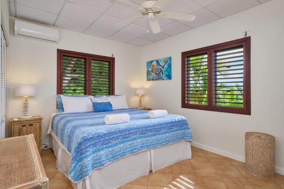 Bed, Photo of the whole room, Decorative detail, Bedroom, Sea view, towels, towels, wardrobe, air conditioner