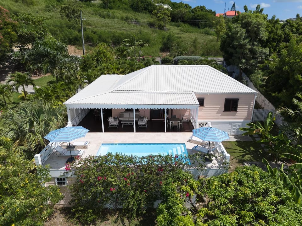 Property building, Day, Natural landscape, Bird's eye view, Garden, Garden view, Pool view, Swimming pool, sunbed