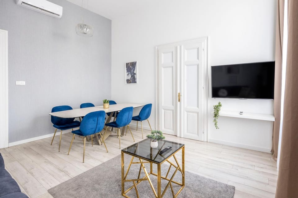 TV and multimedia, Living room, Seating area, Dining area, air conditioner
