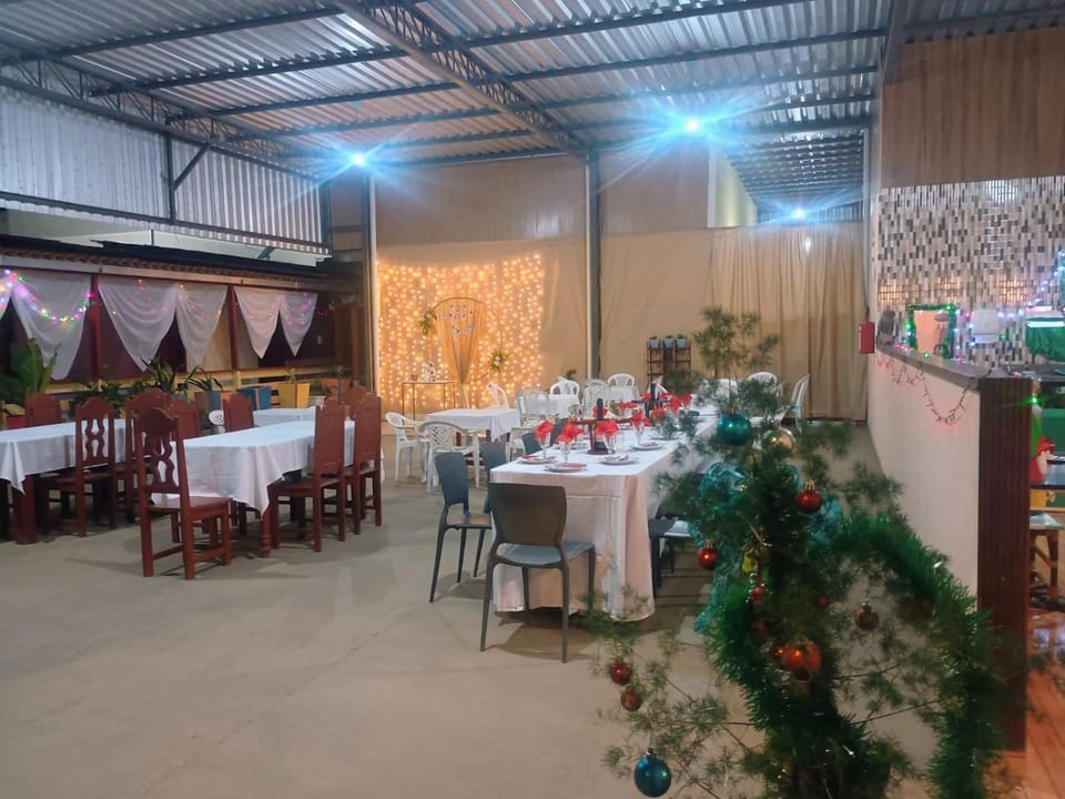Restaurant/places to eat, Living room, Banquet/Function facilities, Breakfast