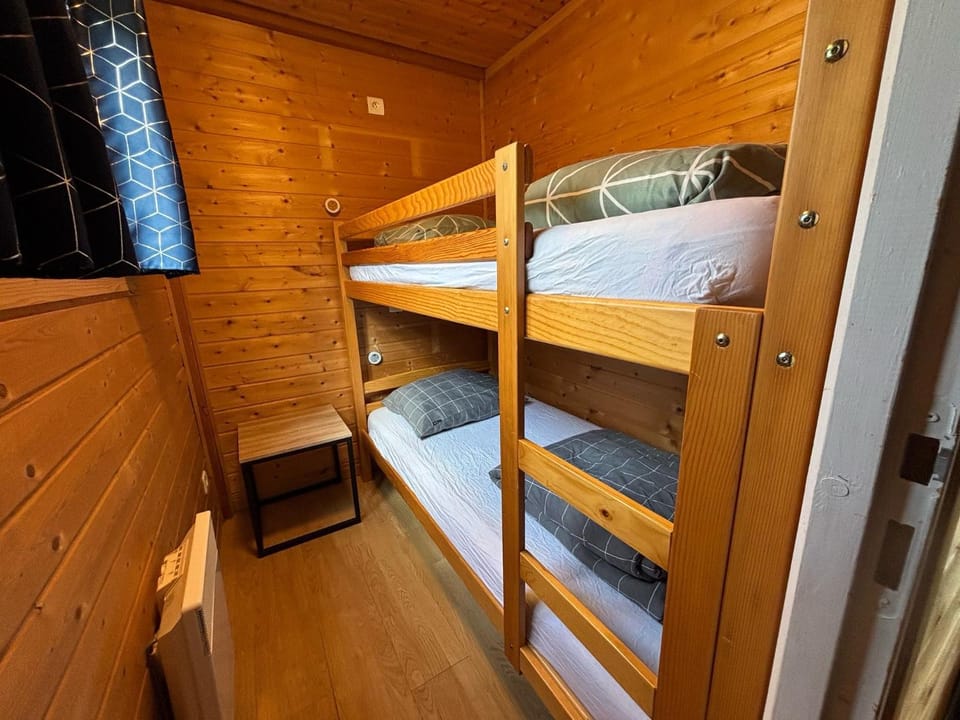 Bedroom, bunk bed