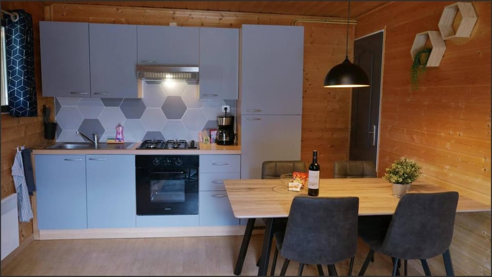 Kitchen or kitchenette, Dining area