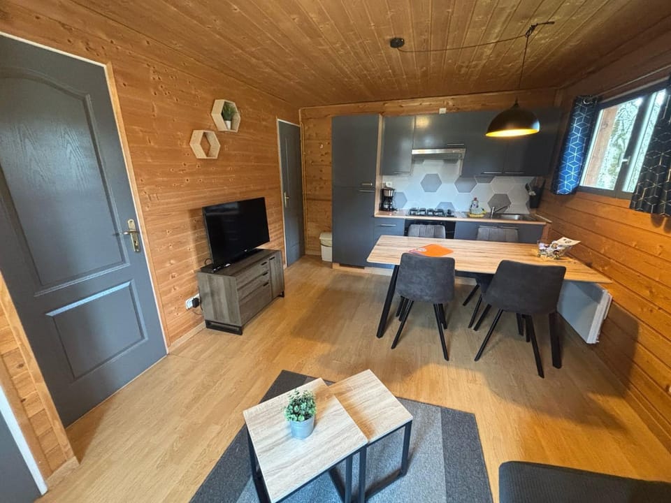 TV and multimedia, Kitchen or kitchenette, Seating area