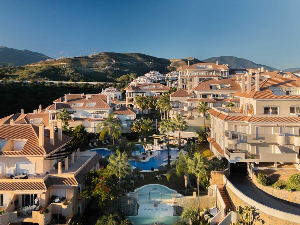 Aloha Hills Club Luxury Retreat Pools Gym Spa Apartment in Marbella