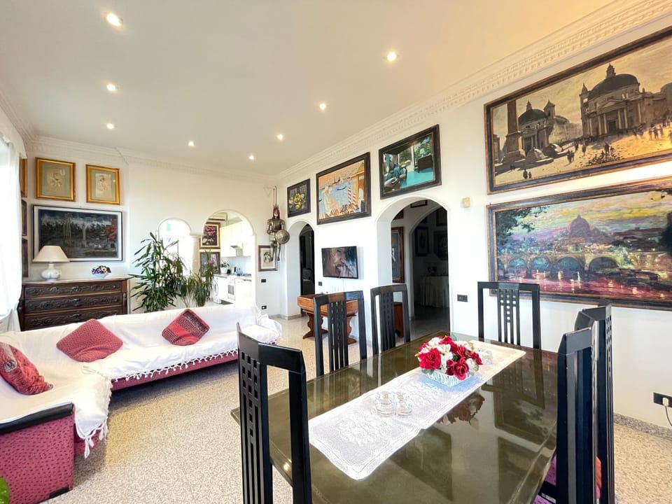 TV and multimedia, Living room, Photo of the whole room, Seating area, Dining area