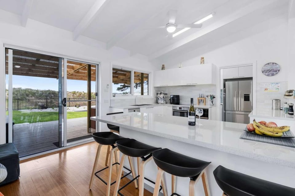 Beachfront Holiday Home Close to Airport House in Tasmania
