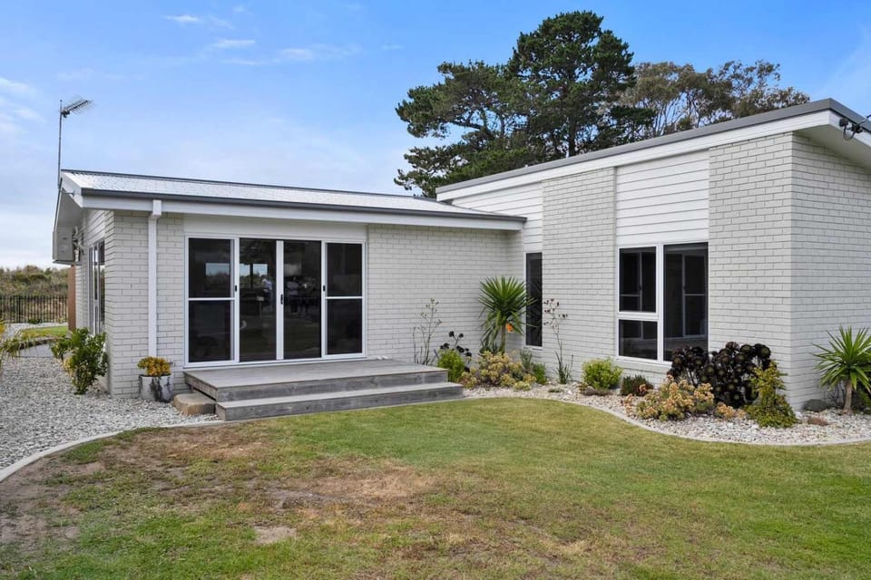 Beachfront Holiday Home Close to Airport House in Tasmania
