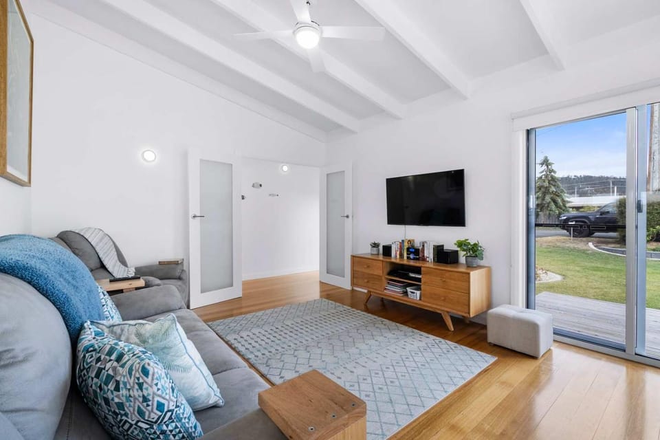 Beachfront Holiday Home Close to Airport House in Tasmania