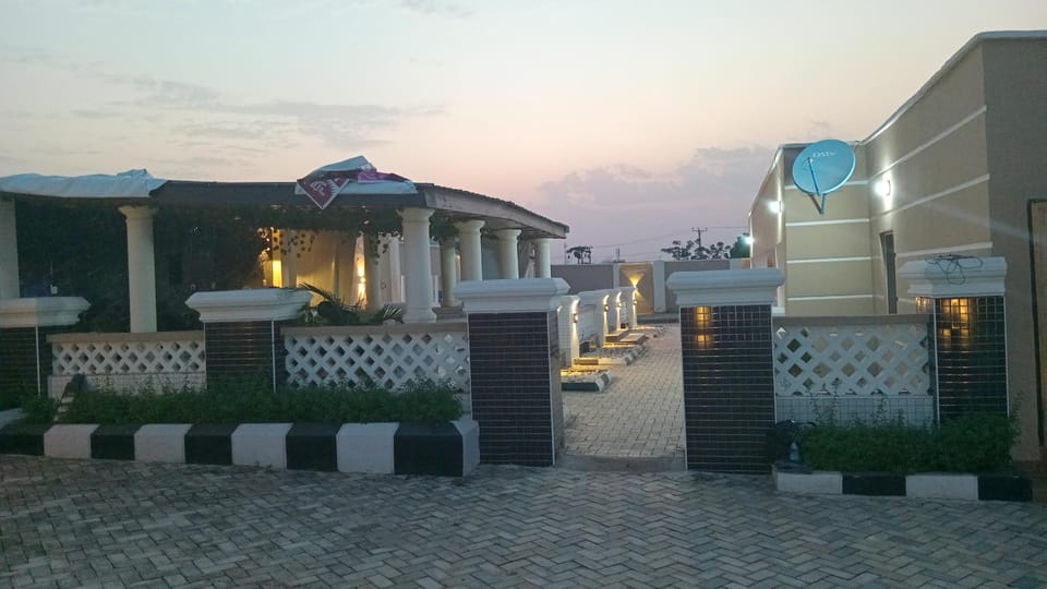 Property building, Lounge or bar, Entertainment, Sunset, minibar