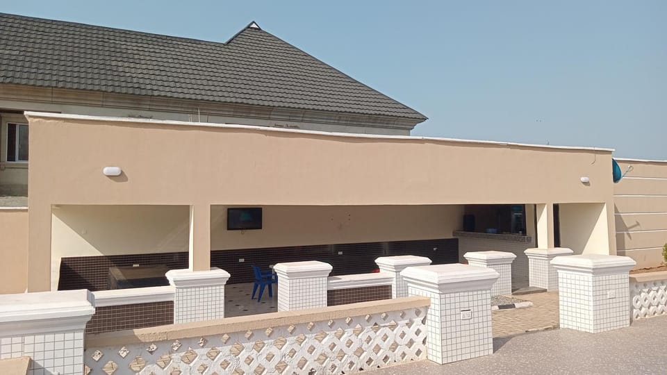 Property building, Restaurant/places to eat, Day, Lounge or bar, Seating area, Dining area