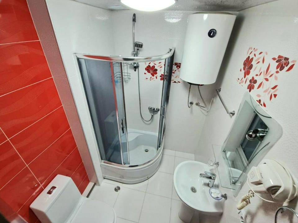 Shower, Toilet