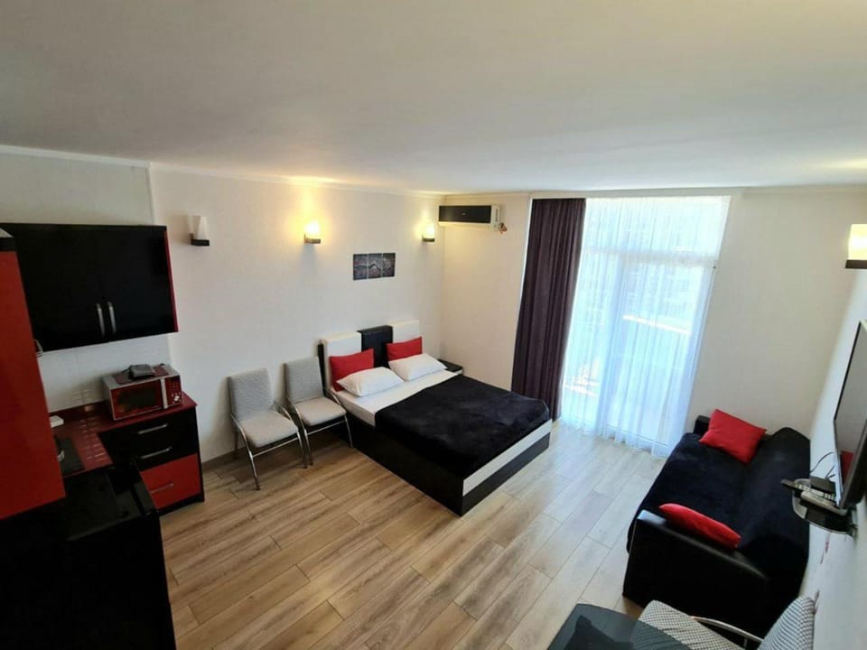 Bed, TV and multimedia, Living room, Photo of the whole room, Seating area, Bedroom, air conditioner