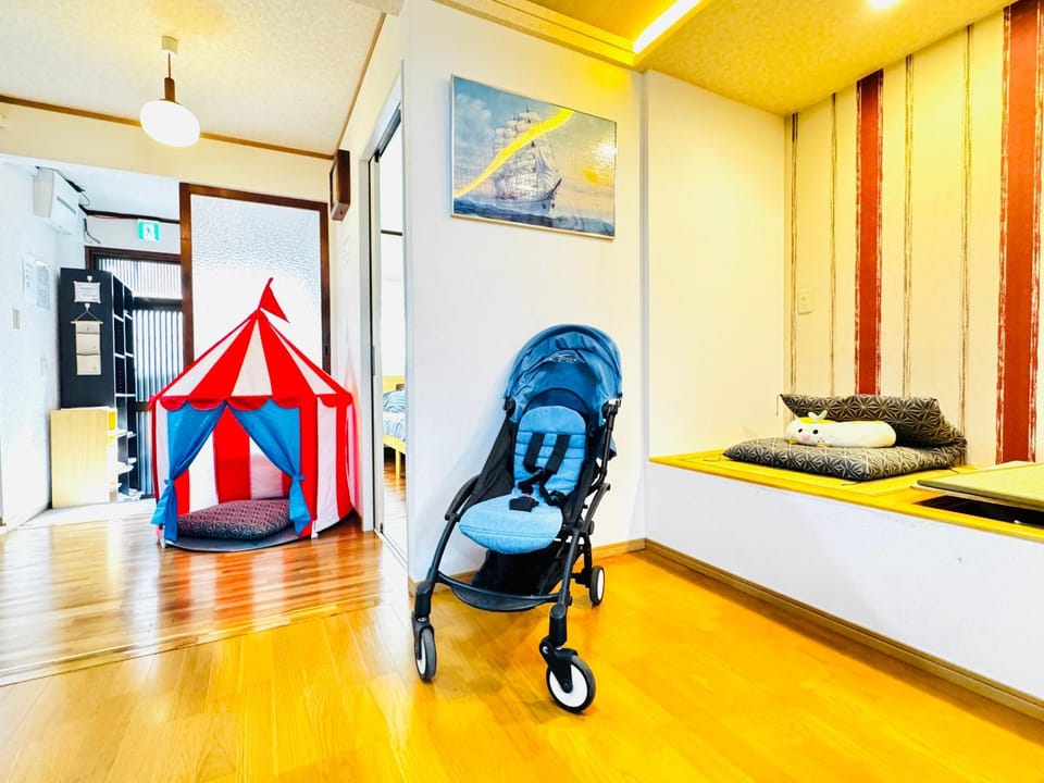 晶 距离车站步行5分钟 关西机场难波心斋桥直达 5 bedroom最多可住13人 超大客厅大电视有Netflix House in Osaka