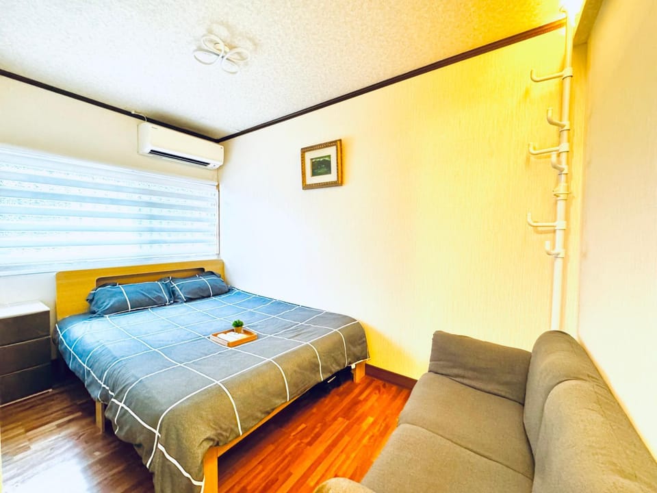 晶 距离车站步行5分钟 关西机场难波心斋桥直达 5 bedroom最多可住13人 超大客厅大电视有Netflix House in Osaka