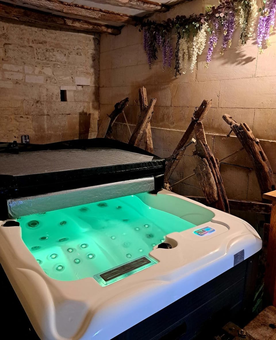 Gîte insolite dans un moulin à eau avec spa privatif House in Nouvelle-Aquitaine