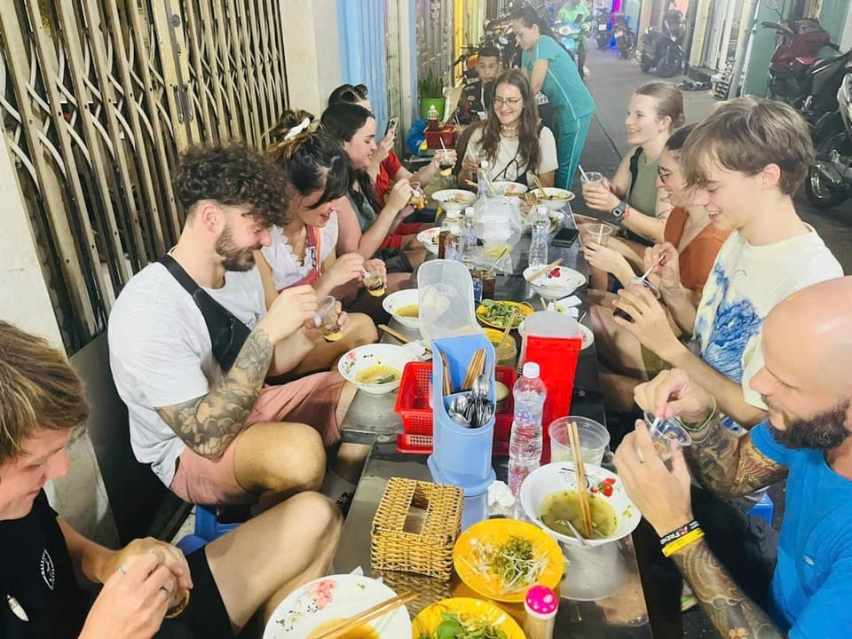 Restaurant/places to eat, People, Food and drinks, Dinner, Drinks, group of guests