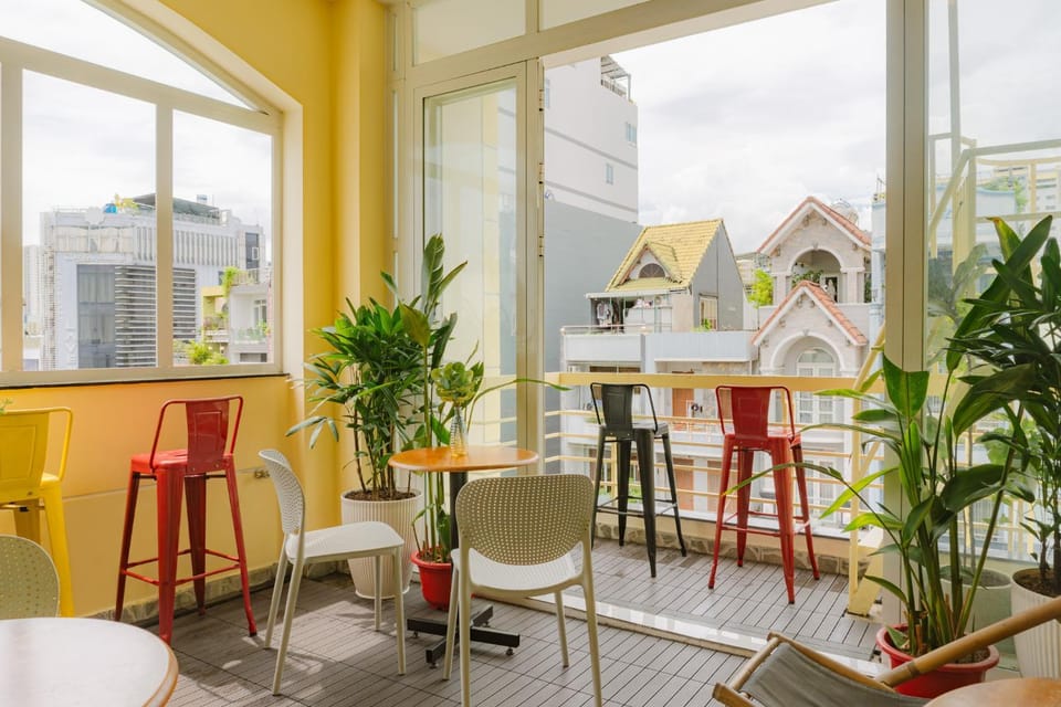 Property building, Day, Balcony/Terrace, Dining area, City view