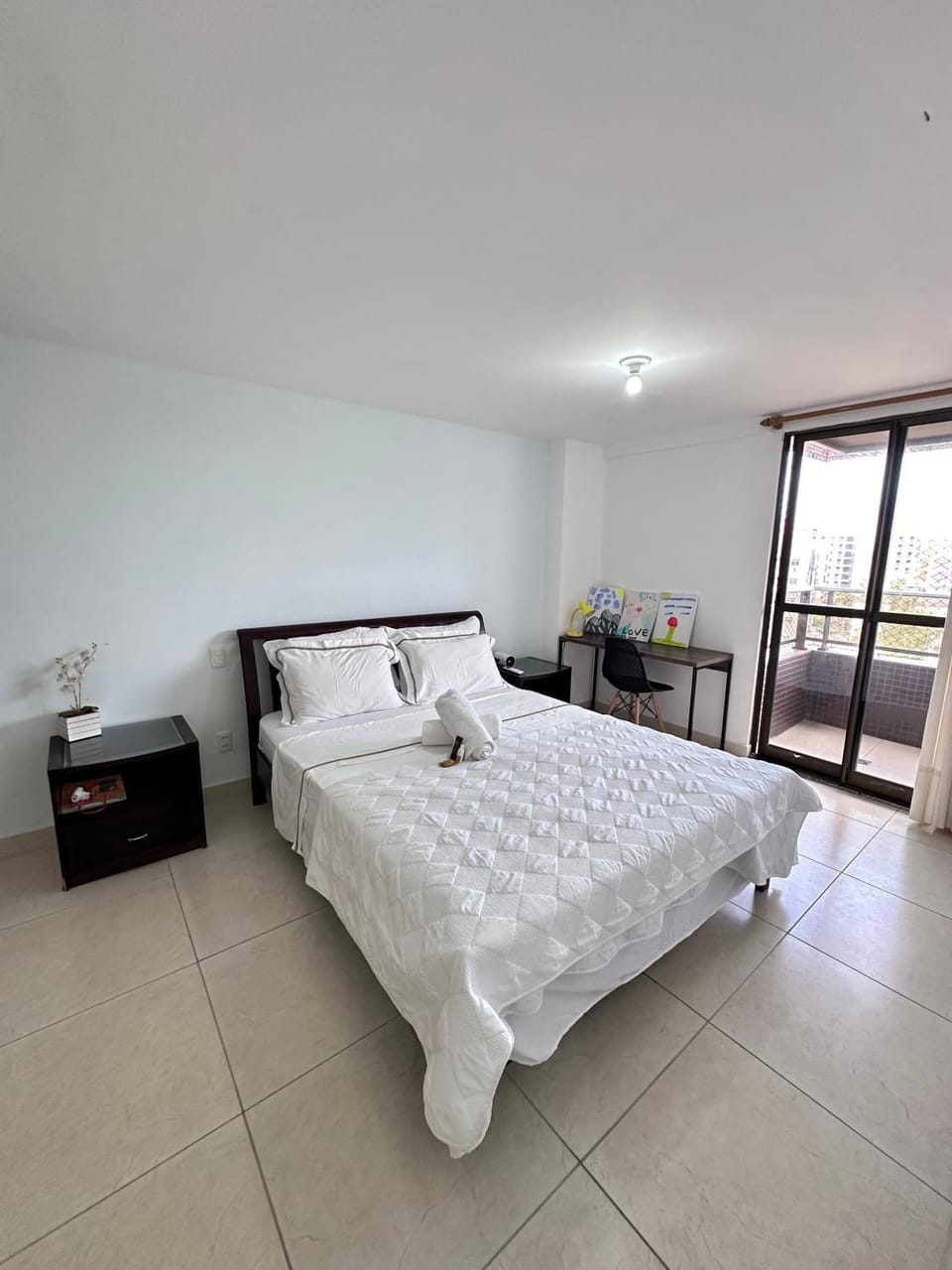 Photo of the whole room, Bedroom