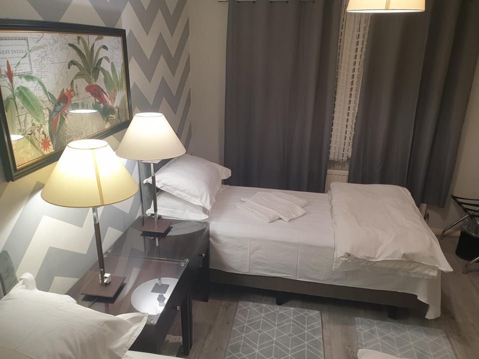 Bed, Bedroom, towels