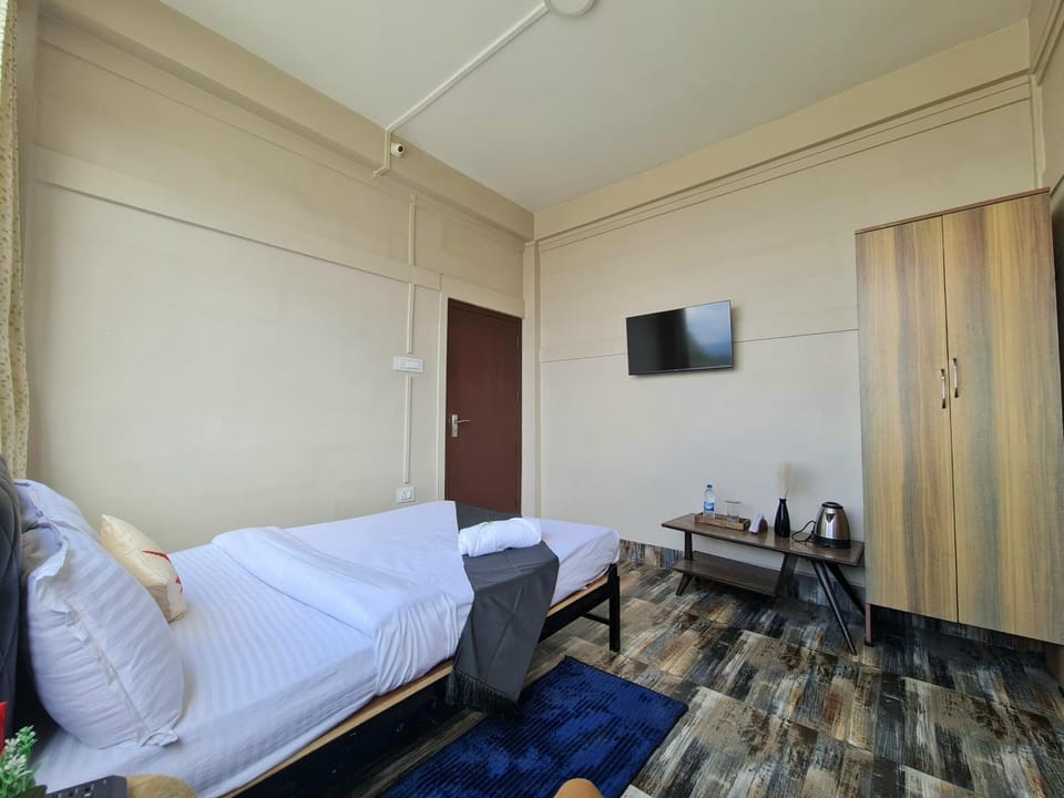 Communal lounge/ TV room, Bed, TV and multimedia, Photo of the whole room, Evening entertainment, Bedroom, wardrobe
