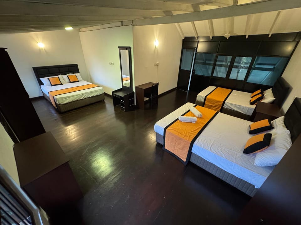 Bed, TV and multimedia, Photo of the whole room, Bedroom, Inner courtyard view