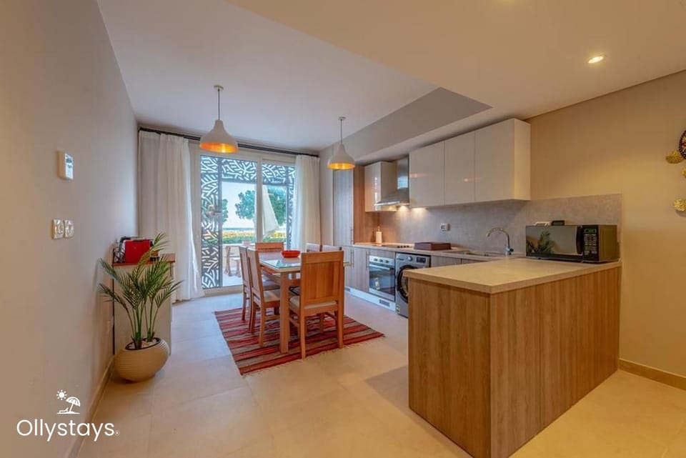 Coffee/tea facilities, Kitchen or kitchenette, Dining area, stove