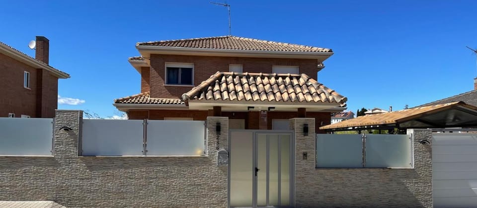 Property building, Day, Swimming pool