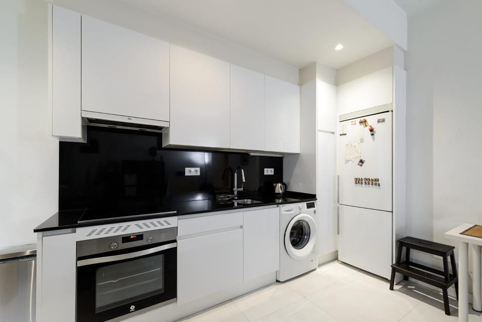 Kitchen or kitchenette, Dining area, oven, toaster