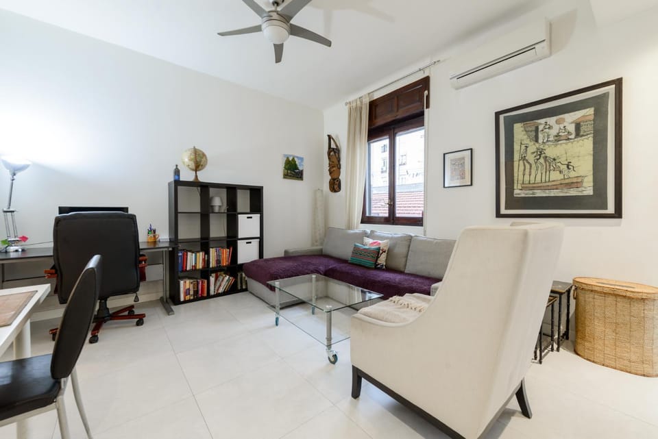 Living room, Seating area, air conditioner