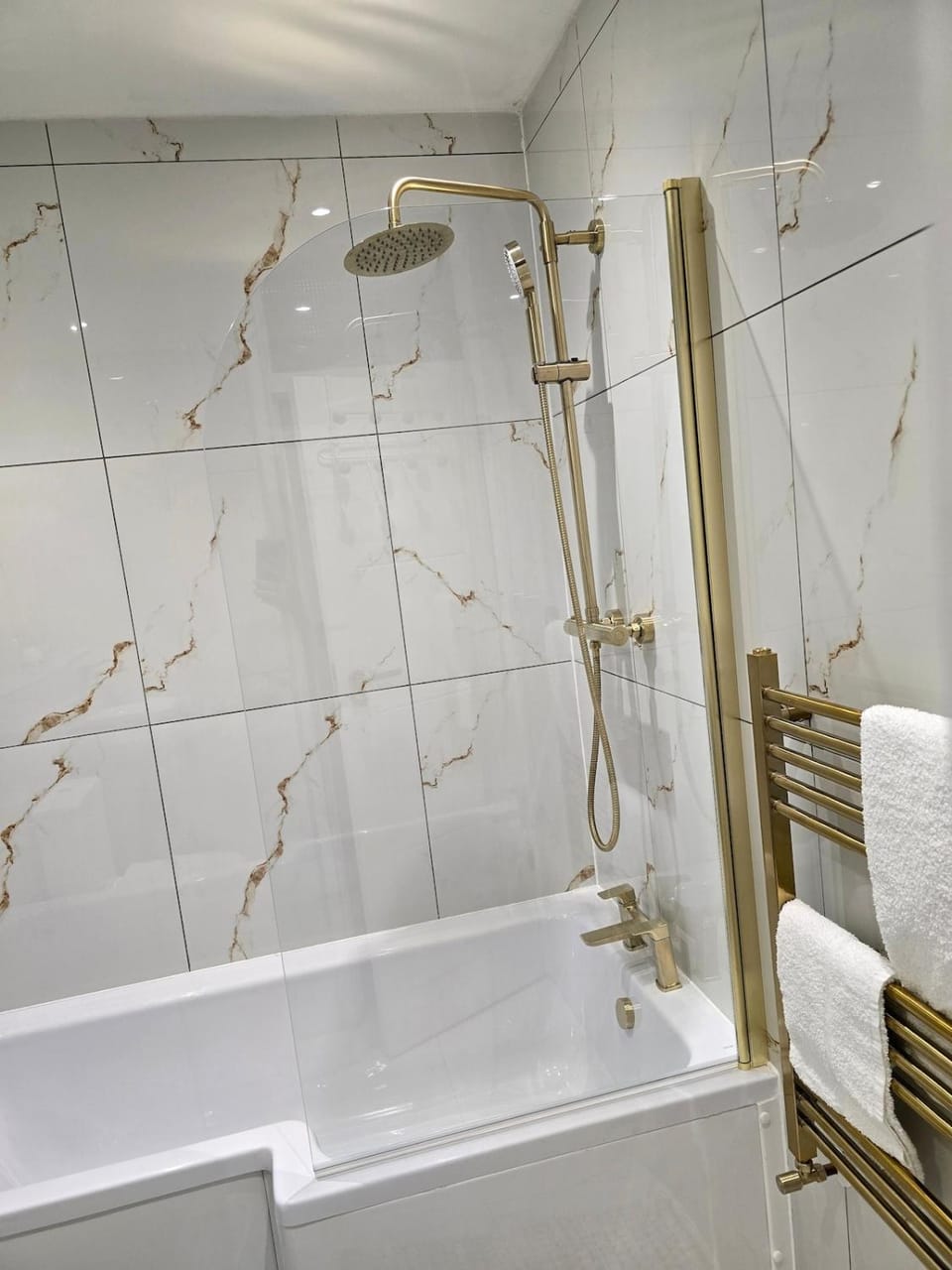 Contemporary & Spacious 1BD - Fireplace with Modern Comforts Apartment in London Borough of Hackney