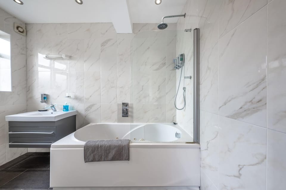 Bathroom, towels
