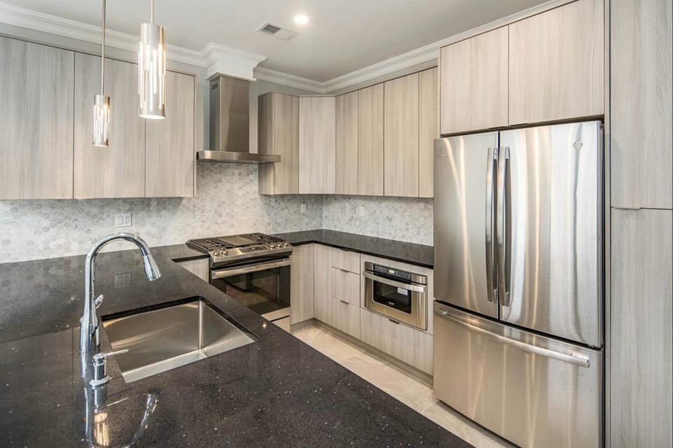 Kitchen or kitchenette, dishwasher, oven