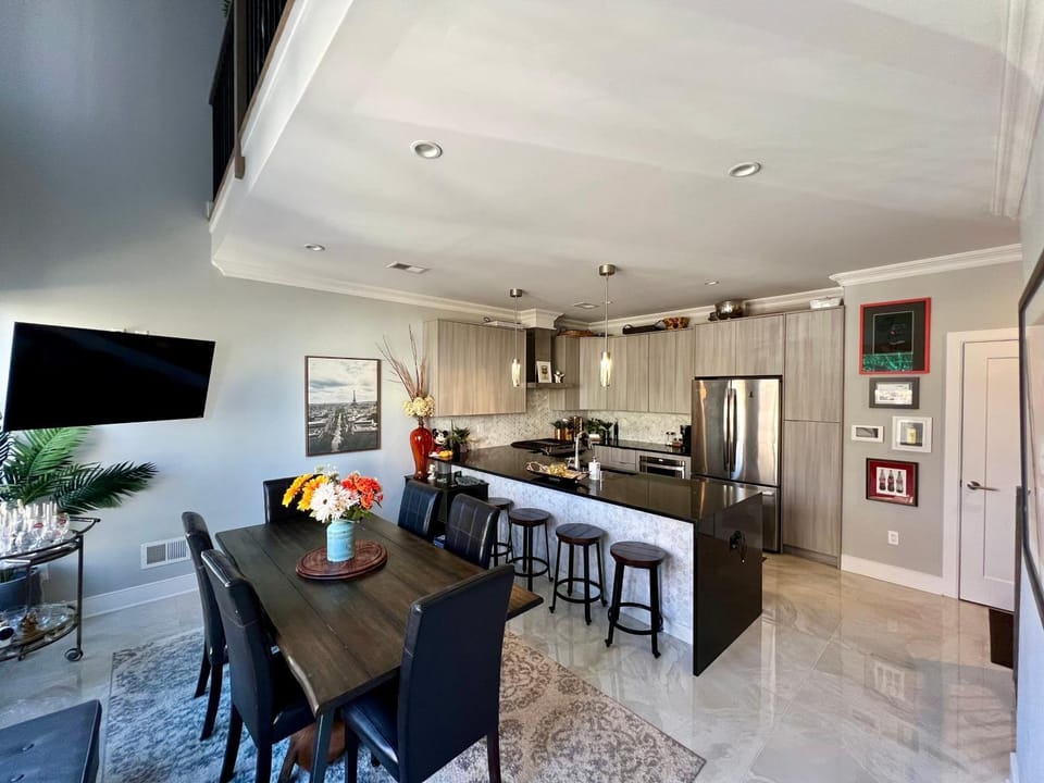 TV and multimedia, Kitchen or kitchenette, Seating area, Dining area, oven, stove