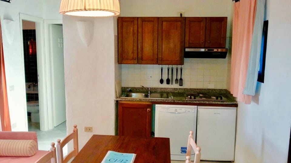 Restaurant/places to eat, dishwasher, kitchen