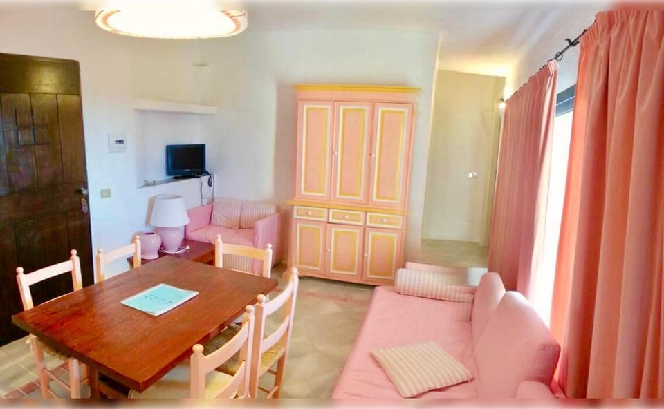 Communal lounge/ TV room, TV and multimedia, Living room, Seating area, Dining area