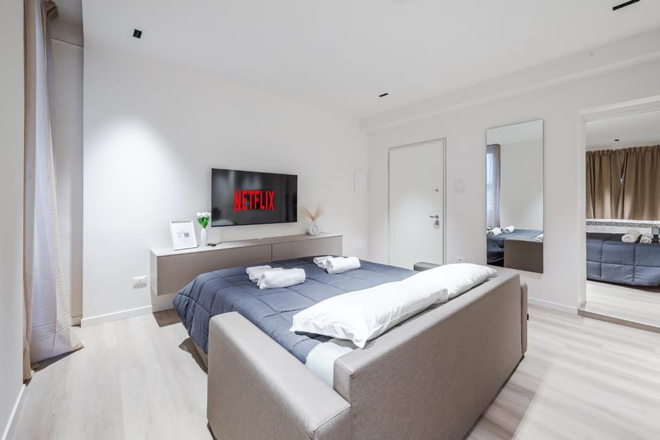 Bed, TV and multimedia, Living room, towels