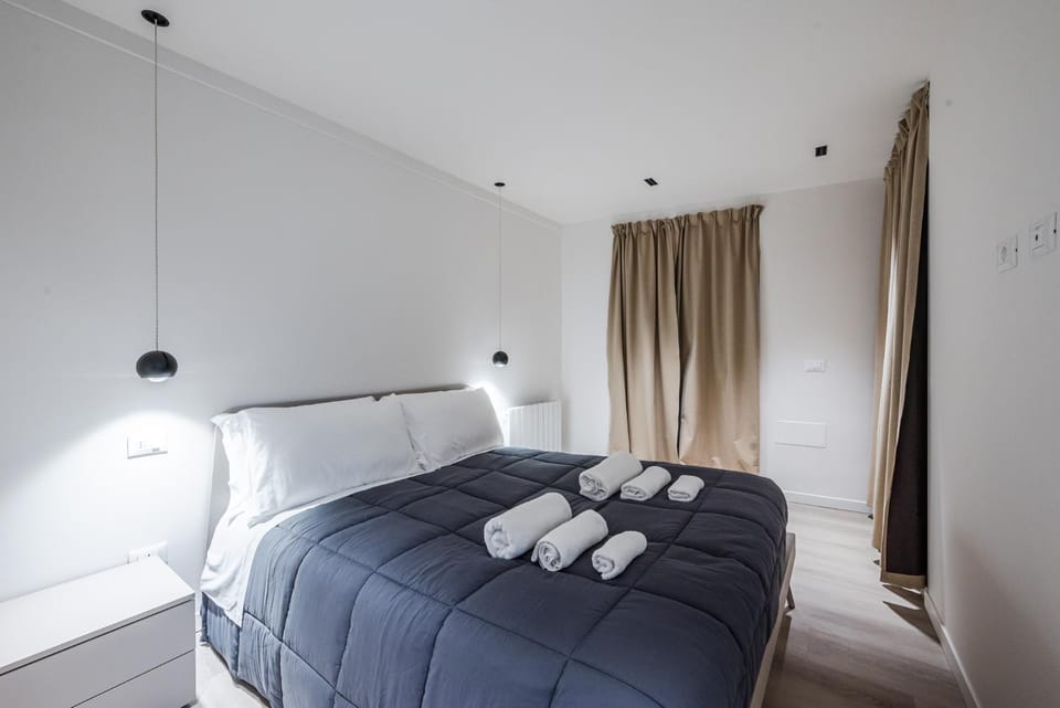 Bed, Photo of the whole room, Bedroom, towels