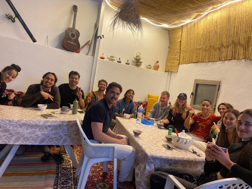Restaurant/places to eat, People, Food and drinks, Food, group of guests