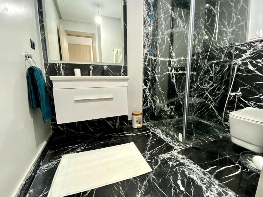 Shower, Bathroom, towels