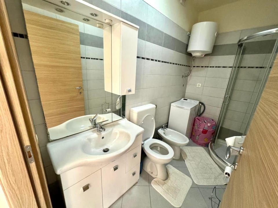 Shower, Toilet, Bathroom, bidet, towels