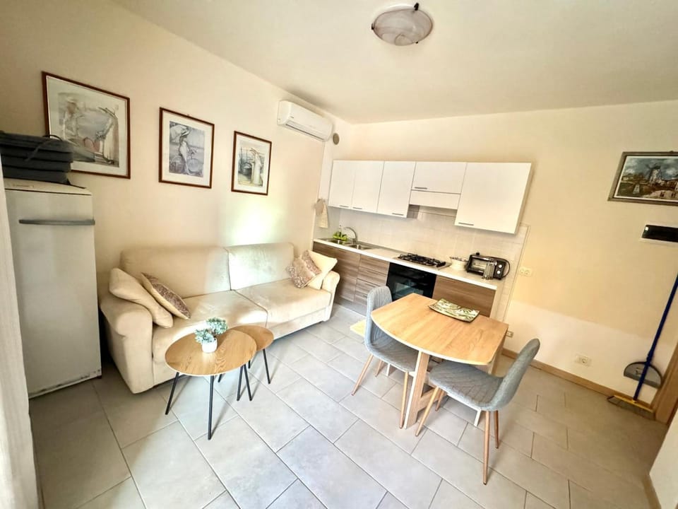 Kitchen or kitchenette, Living room, Seating area, Dining area, oven, stove