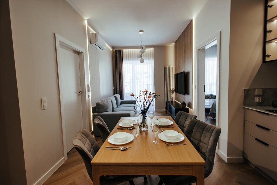 TV and multimedia, Living room, Seating area, Dining area