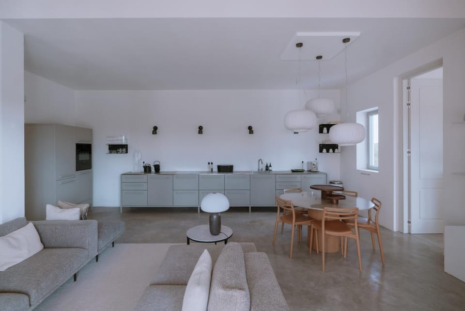 Kitchen or kitchenette, Living room, Seating area, Dining area