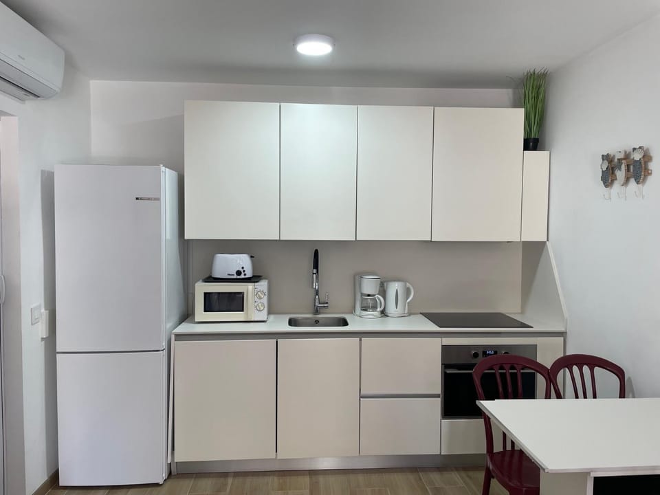 Coffee/tea facilities, Kitchen or kitchenette, dishwasher, oven, stove, toaster