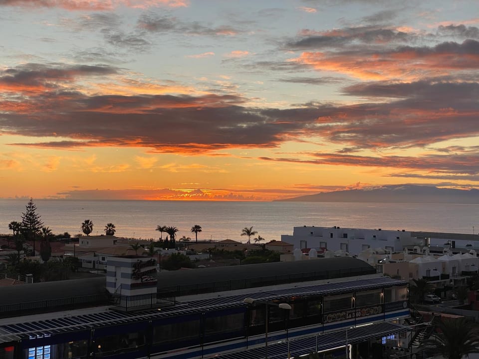 Restaurant/places to eat, City view, Landmark view, Sea view, Sunset