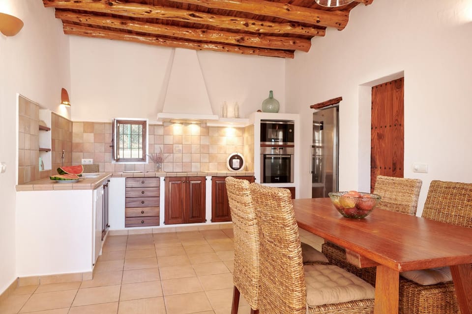 Kitchen or kitchenette, dishwasher, oven, stove